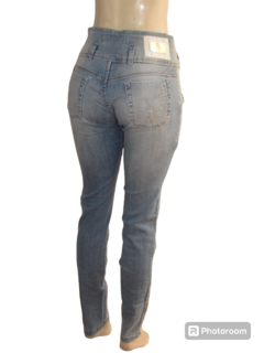 Calça Jeans Feminina Costa Pública Cós Médio na internet