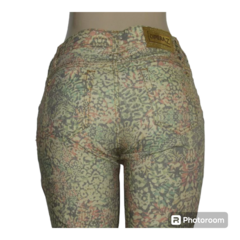Calça Opera Z Feminina Flare Cos Alto Floral na internet