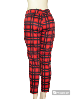 Calça Feminina Skinny Tecido Xadrez Vermelho Toda Bela na internet