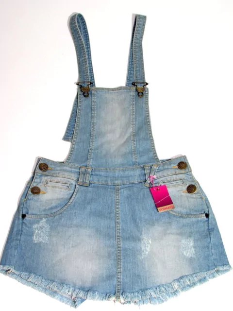 Jardineira jeans feminina com puídos azul claro