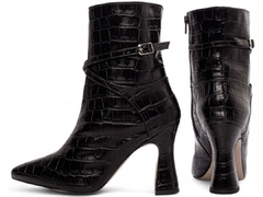 Bota Feminina Bico Fino Cano Médio Salto Taça - comprar online
