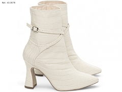 Bota Feminina Bico Fino Cano Médio Croco Off White