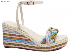Sandália Feminina Anabela Off White e Tranças Coloridas - comprar online