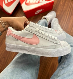 Tênis Modelo blazer Low Unissex Off White/Rosa