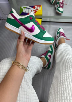 Imagem do Tênis Feminino Modelo Dunk Law Verde/Pink-Frete Grátis Por Região