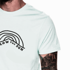 Remera Follow Blanco en internet