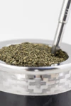 Primer plano de un mate uruguayo con yerba mate Libre tipo uruguaya y bombilla de metal