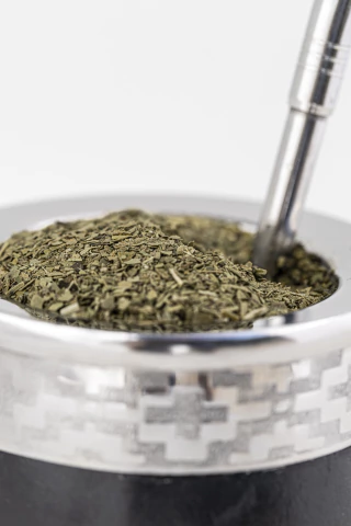 Primer plano de un mate uruguayo con yerba mate Libre tipo uruguaya y bombilla de metal