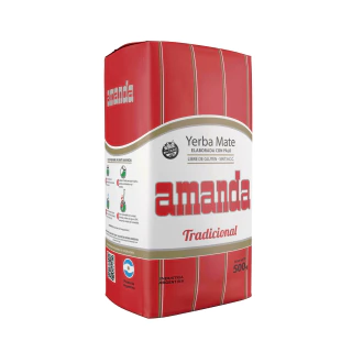 Paquete de yerba mate Amanda tradicional de 500 gramos visto en un ángulo lateral derecho con diseño rojo y blanco