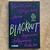LIVRO BLACKOUT - O AMOR TAMBÉM BRILHA NO ESCURO - ASHLEY WOODFOLK