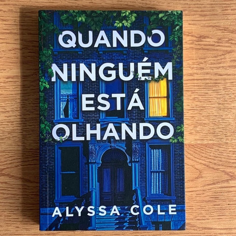 LIVRO QUANDO NINGUÉM ESTÁ OLHANDO - ALYSSA COLE