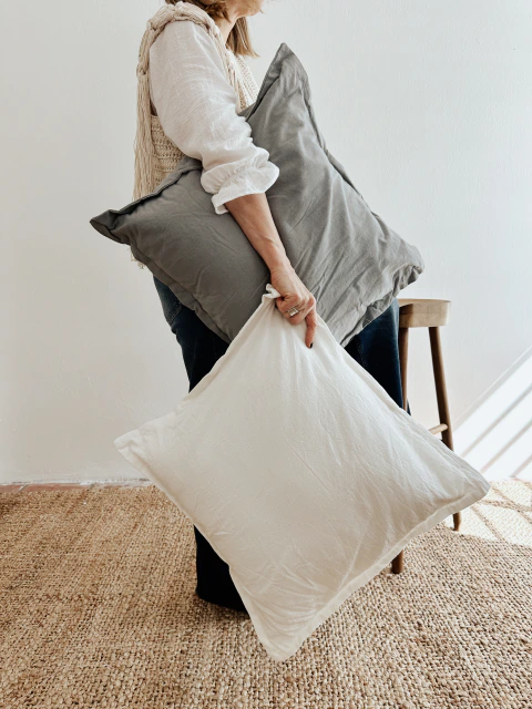 Almohadon 50x50 liso | solapa ancha - De Pies A Cabeza