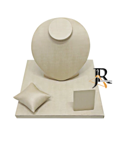 Kit com uma Base, um Expositor Almofada, um Expositor de Brinco Pequeno e um Expositor de Colar Médio