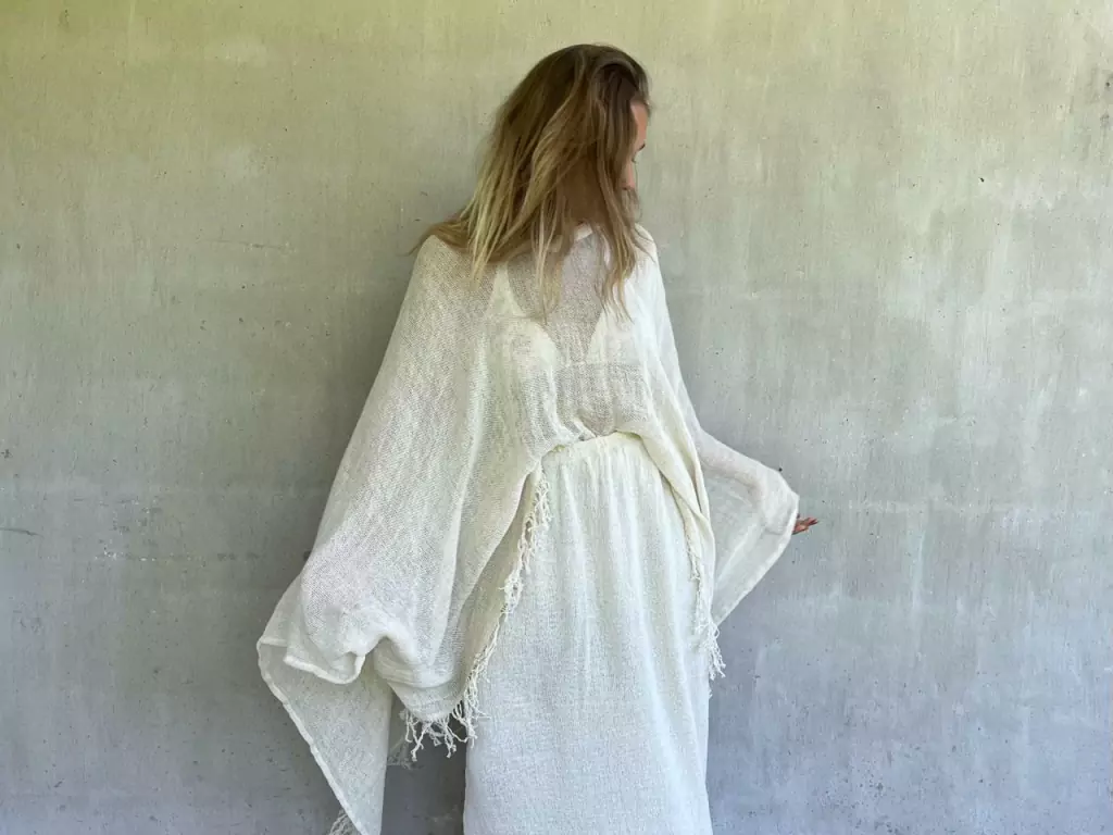 Poncho de hilo abierto con capucha