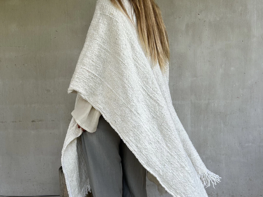 Poncho largo de lana souffle
