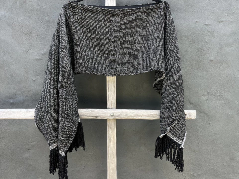 PONCHO DE LANA CORTO