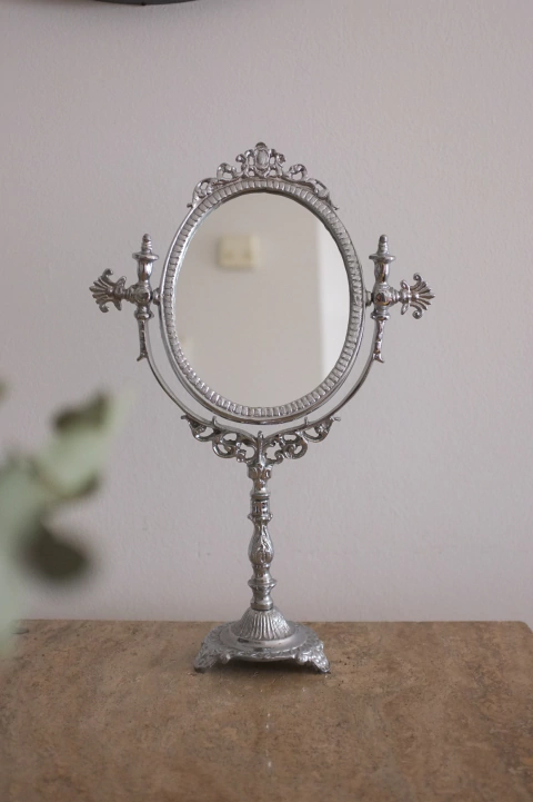 ESPEJO MEDIANO DE ESTILO EN CROMO BRILLANTE