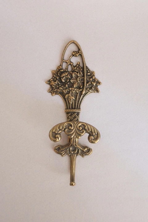 PERCHA DE ESTILO EN BRONCE VIEJO
