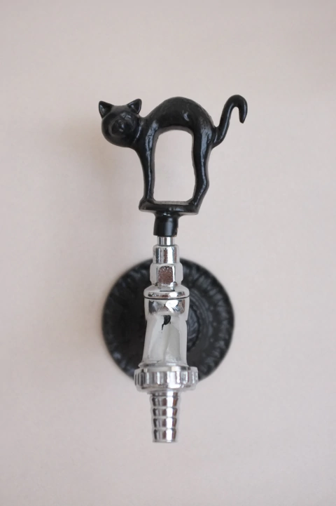 CANILLA EXTERIOR GATITO ~ NEGRO MATE Y CROMO