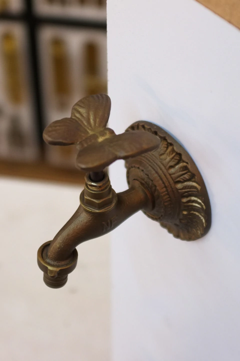 CANILLA DE EXTERIOR MARIPOSA EN ÓXIDO