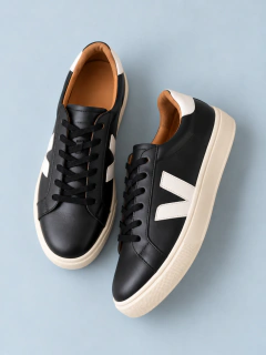 Imagen de VV en cuero negro con blanco
