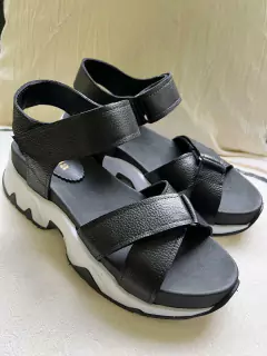 MICA en cuero negro en internet