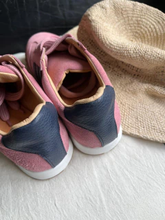 ALMA en cuero gamuzado rosa con azul en internet