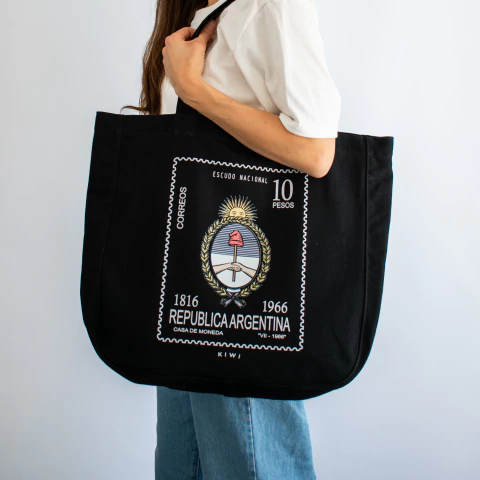 Tote Kiwi "Escudo Argentino" Negra - comprar online