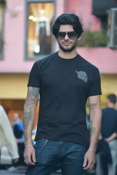 REMERA POST SCRIPT CASCO NEGRO