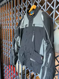 CAMPERA SEDICI ADV USADA BLACK/GREY - comprar online