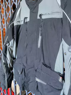 CAMPERA SEDICI ADV USADA BLACK/GREY en internet