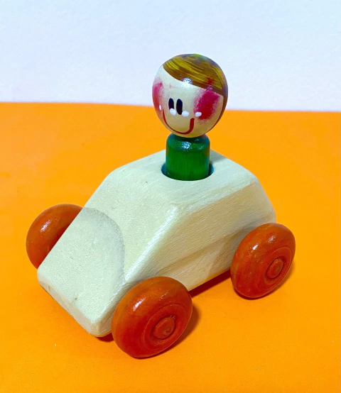 AUTITO DE MADERA CON MUÑECO