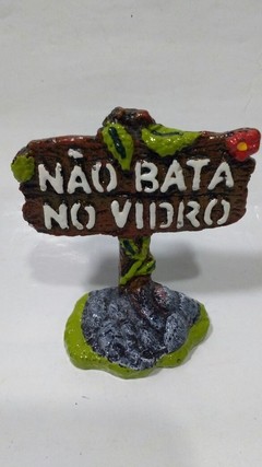 Enfeite Aquário Placa "Não Bata no Vidro" Resina