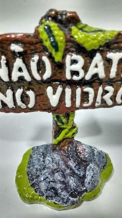 Enfeite Aquário Placa "Não Bata no Vidro" Resina - comprar online
