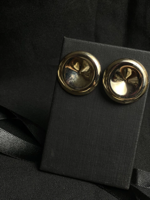 Brinco redondo dourado