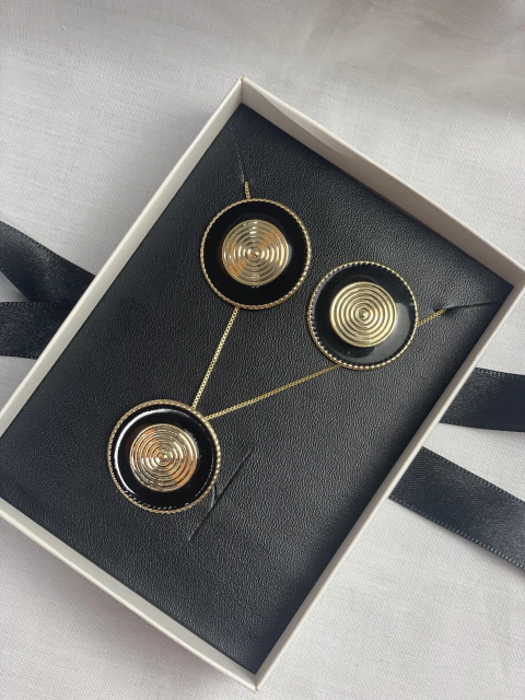 conjunto redondo detalhes preto