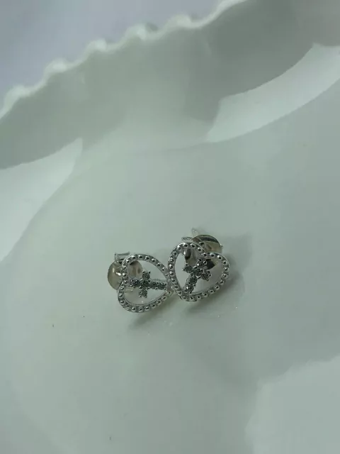 Brinco Coração com Cruz Vazado com pedras Médio