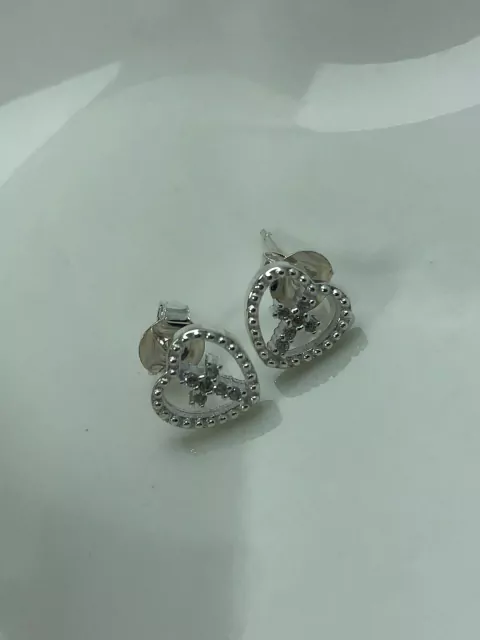 Brinco Coração com Cruz Vazado com pedras Grande