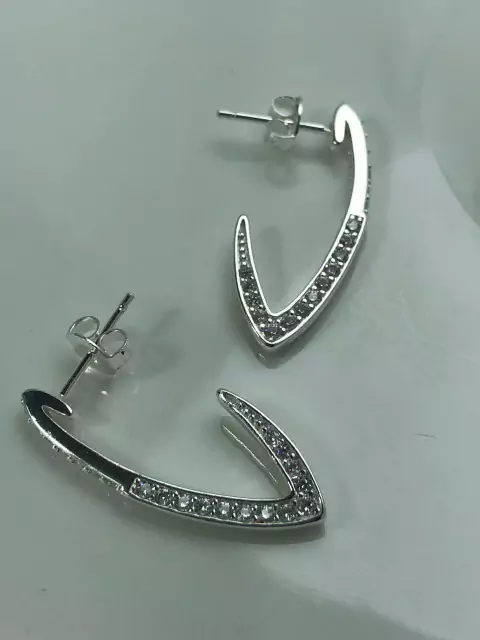 Brinco Arco com detalhes em pedras