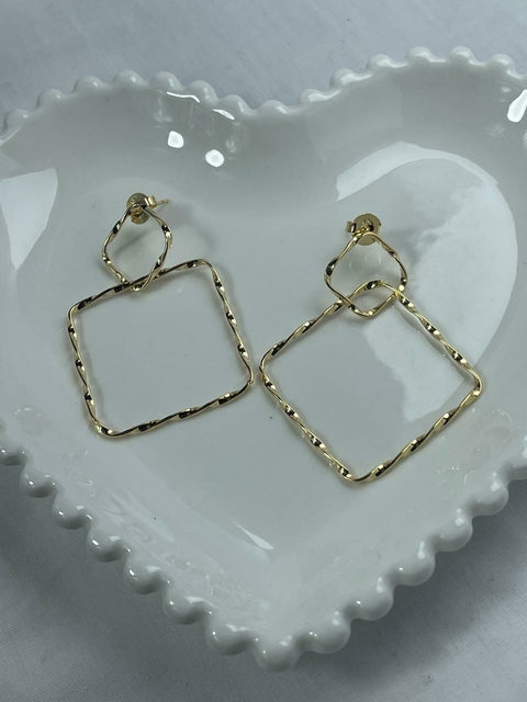 Brinco Quadrado com Detalhes