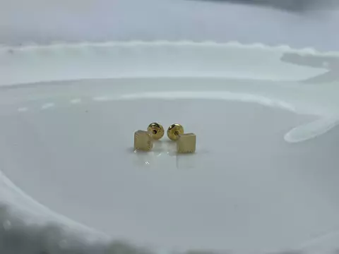 Brinco Quadrado com Friso Pequeno