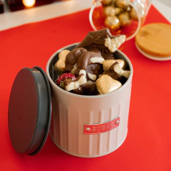 Latas con chocos navideños