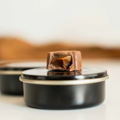 Imagen de 10 Latas bajas personalizadas con bombones