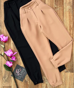 Calça alfaiataria com botão na barra