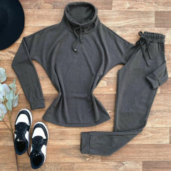 Conjunto moletnho gola na internet