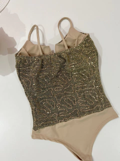 Body brilho dourado na internet