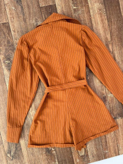 Macaquinho linho risca de giz caramelo - comprar online