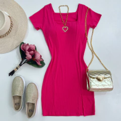 Vestido canelado fenda