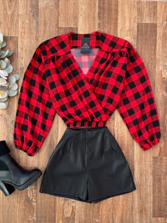 Cropped xadrez Bia on internet