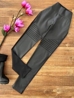 Calça courino nervuras